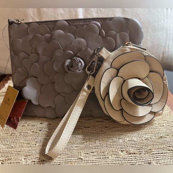Patricia Nash Floral Petals Cassini Leather Wristlet plus Bonus Mini Floral Bag - Picture 2 of 16